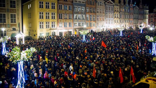 Тысячи людей в Польше вышли на митинги в память о  мэре Гданьска Павле Адамовиче - Sputnik Беларусь
