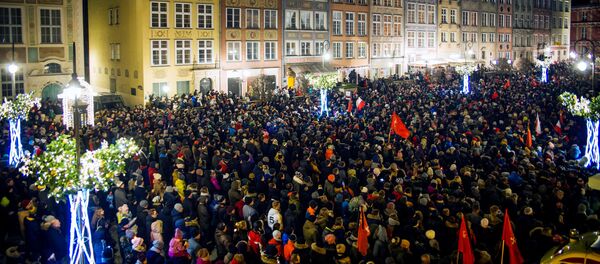 Тысячи людей в Польше вышли на митинги в память о  мэре Гданьска Павле Адамовиче - Sputnik Беларусь