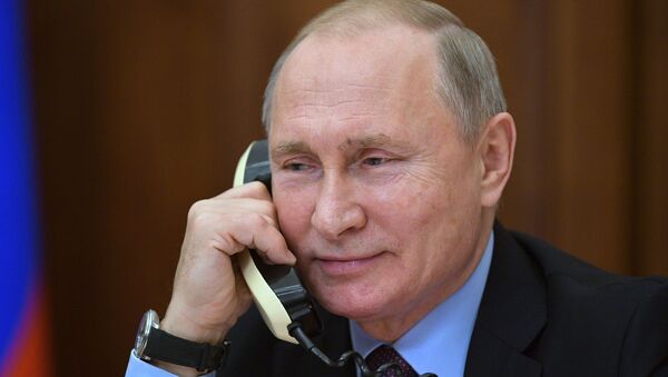 Президент России Владимир Путин разговаривает по телефону, архивное фото - Sputnik Беларусь