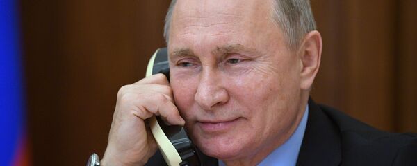Президент России Владимир Путин разговаривает по телефону, архивное фото - Sputnik Беларусь