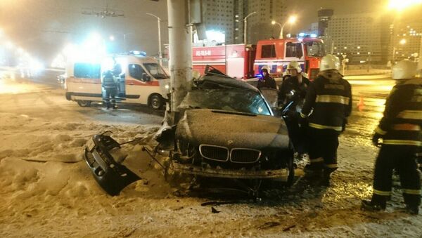 BMW на скорости влетел в столб в Минске - Sputnik Беларусь