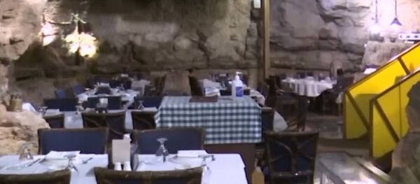 Иорданец открыл ресторан в пещере, которой 60 миллионов лет - видео - Sputnik Беларусь
