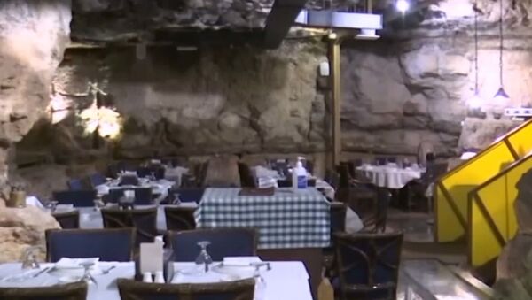 Иорданец открыл ресторан в пещере, которой 60 миллионов лет - видео - Sputnik Беларусь
