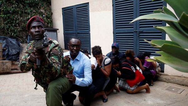Полиция эвакуирует людей с территории отеля Dusit в Найроби - Sputnik Беларусь