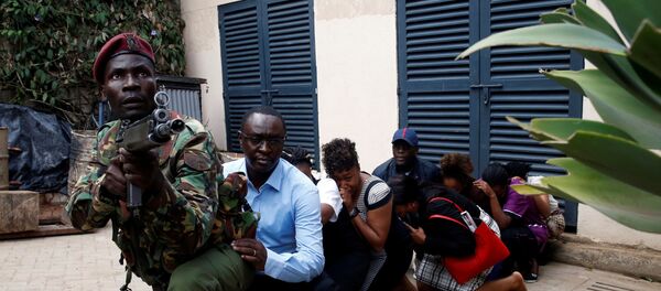 Полиция эвакуирует людей с территории отеля Dusit в Найроби - Sputnik Беларусь