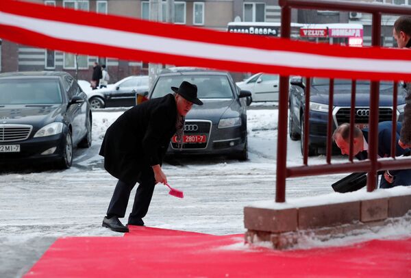 Фотофакт: глава Приорбанка чистил дорожку перед посольством Австрии - Sputnik Беларусь