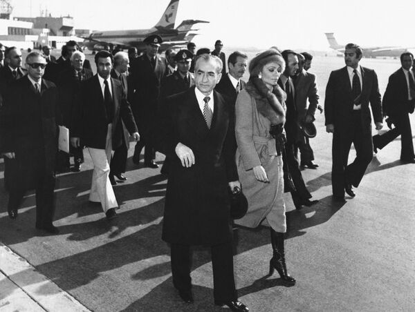 Иранский шах Мохаммед Реза Пехлеви и императрица Фарах Пехлеви в аэропорту Тегерана  16 января 1979 года намереваются покинуть Иран после восстания против них. - Sputnik Беларусь