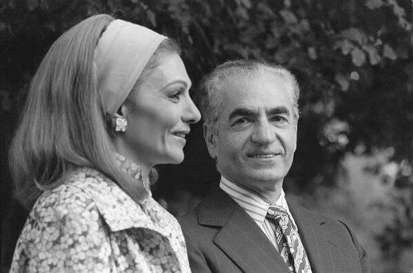 Иранский шах Мохаммед Реза Пехлеви и его жена Фарах во время их пребывания в Марокко. После пребывания в нескольких странах после изгнания в попытках излечиться от рака шах оказался в Каире, где умер 27 июля 1980 года. - Sputnik Беларусь