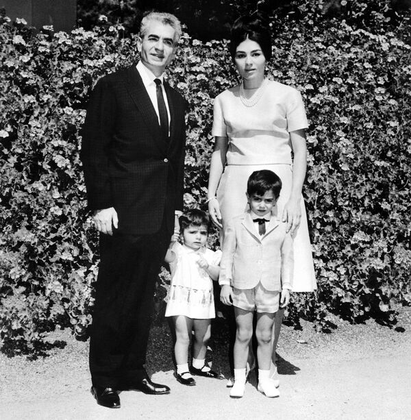 Иранский шах Мохаммед Реза Пехлеви и его жена Фарах Диба с детьми, 1964 год. Всего у них было четверо детей. 
Фарах — высокообразованная женщина, помимо персидского свободно владеет азербайджанским, английским и французским языками.  - Sputnik Беларусь