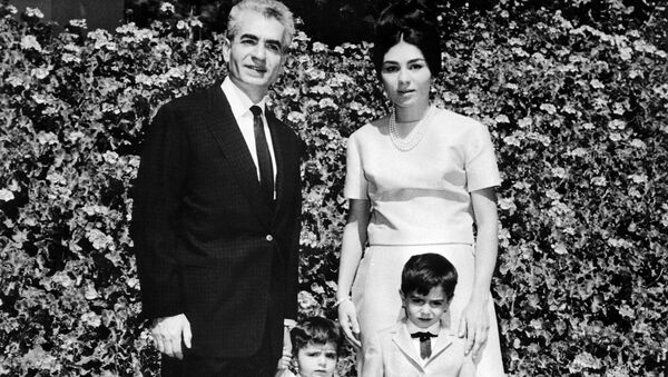 Иранский шах Мохаммед Реза Пехлеви и его жена Фарах Диба с детьми - Sputnik Беларусь
