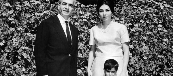 Иранский шах Мохаммед Реза Пехлеви и его жена Фарах Диба с детьми - Sputnik Беларусь