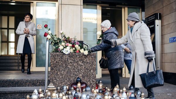 Женщины возлагают цветы в память о покойном мэре Гданьска - Sputnik Беларусь