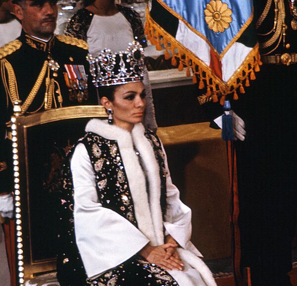Супруга шаха Мохаммеда Реза Пехлеви единственная из трех его жен была коронована в качестве императрицы (шахбану) самим шахом в 1967 году. - Sputnik Беларусь