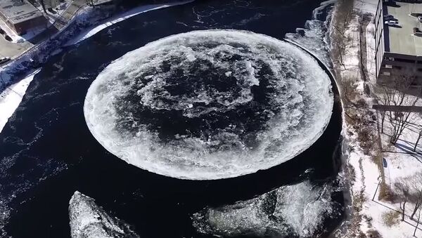 Огромный ледяной диск образовался на реке в штате Мэн - Sputnik Беларусь