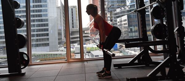 Девушка занимается со штангой в фитнес-клубе, архивное фото - Sputnik Беларусь