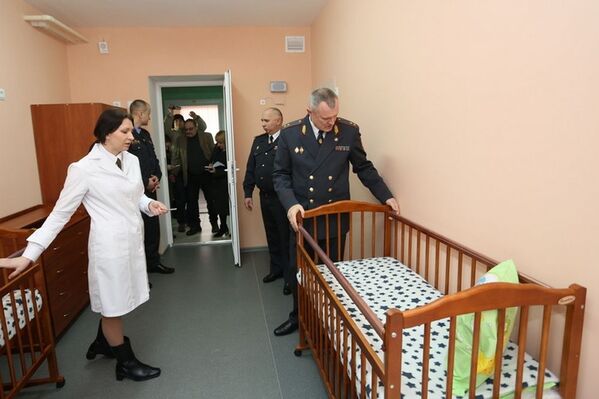 Глава МВД Шуневич открыл в гомельской женской колонии общежитие для мам с детьми - Sputnik Беларусь
