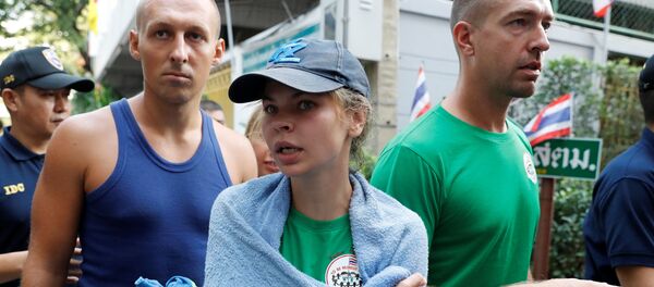 Алекс Лесли, Настя Рыбка и другие участники скандального тренинга на пути в аэропорт Патайи - Sputnik Беларусь