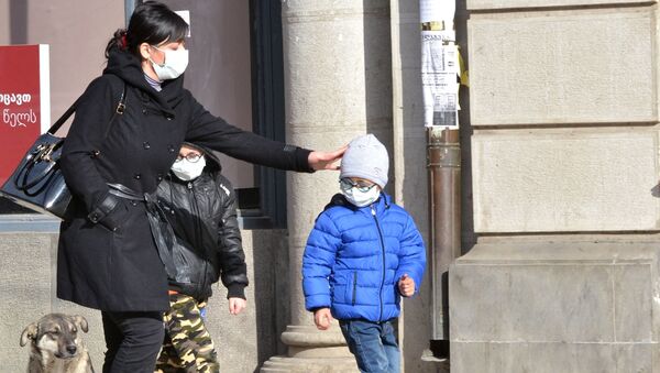Женщина с детьми в медицинских масках в целях профилактики заболевания гриппом - Sputnik Беларусь