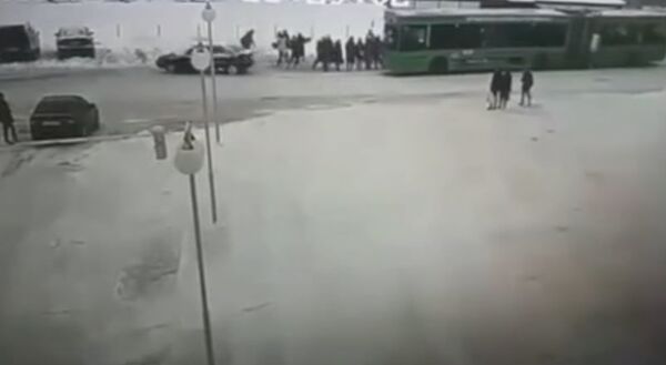 В Полоцке пьяный водитель влетел в толпу людей В Полоцке пьяный водитель влетел в толпу людей - Sputnik Беларусь