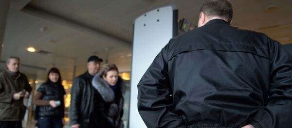 Проверка пассажиров и багажа в аэропорту Шереметьево Проверка пассажиров и багажа в аэропорту Шереметьево - Sputnik Беларусь