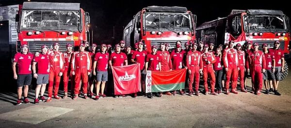 Каманда МАЗ-СПОРТаўта на фінішы Дакара-2019 Каманда МАЗ-СПОРТаўта на фінішы Дакара-2019 - Sputnik Беларусь