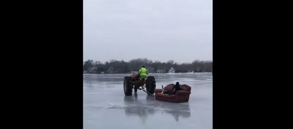 Подросток в США прокатился по льду на диване Подросток в США прокатился по льду на диване - Sputnik Беларусь