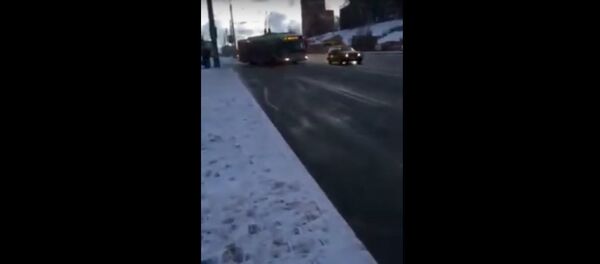 Троллейбус ушел в дрифт на проспекте Пушкина - Sputnik Беларусь