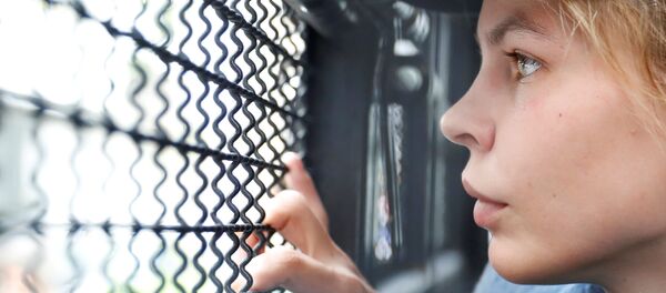 Настя Рыбка во время депортации из Таиланда - Sputnik Беларусь