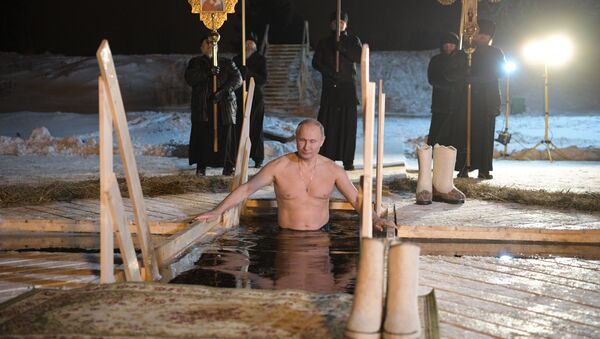 В прошлом году Путин окунался в прорубь на озере Селигер - Sputnik Беларусь