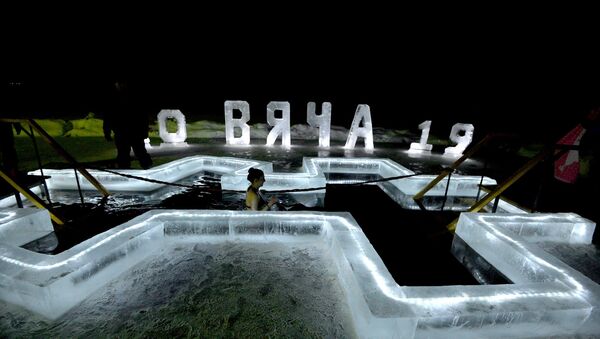Купель на озере Вяча была доступна для желающих весь крещенский сочельник. - Sputnik Беларусь