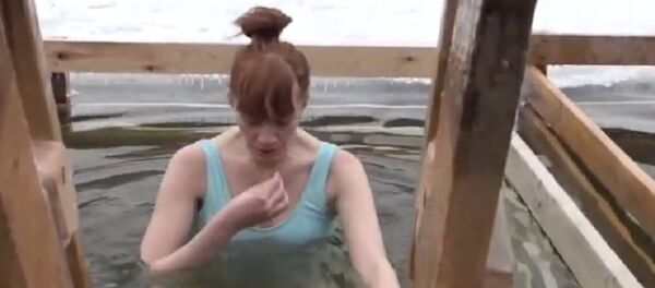 Испытано на себе: корреспондент Sputnik впервые в жизни окунулась в прорубь - Sputnik Беларусь