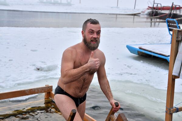 Те, кто уже погрузился, признавались, что окунуться в ледяную воду на Крещение - настоящий восторг. - Sputnik Беларусь