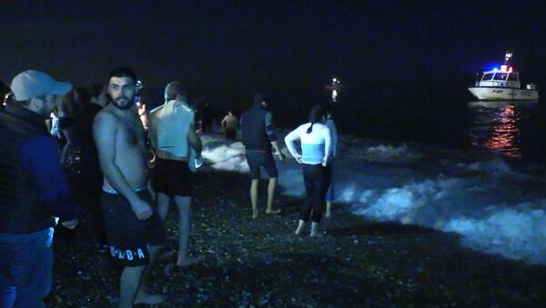 Видеофакт: сотни людей поучаствовали в Крещенских купаниях в Черном море - Sputnik Беларусь