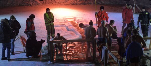 Верующие во время ночных крещенских купаний - Sputnik Беларусь