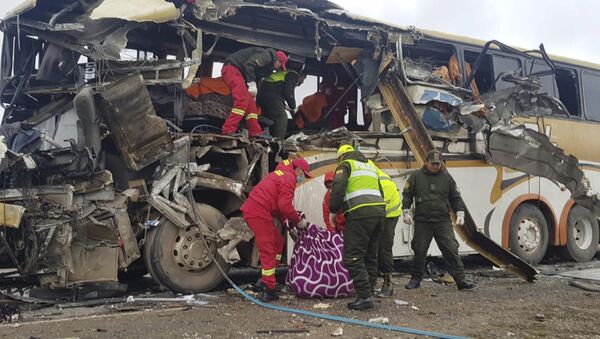 Автобус с футболистами свалился в пропасть в Боливии - Sputnik Беларусь