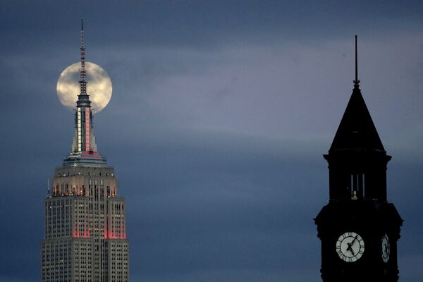 Луна в самом начале затмения за Empire State Building в Джерси-Сити, США - Sputnik Беларусь