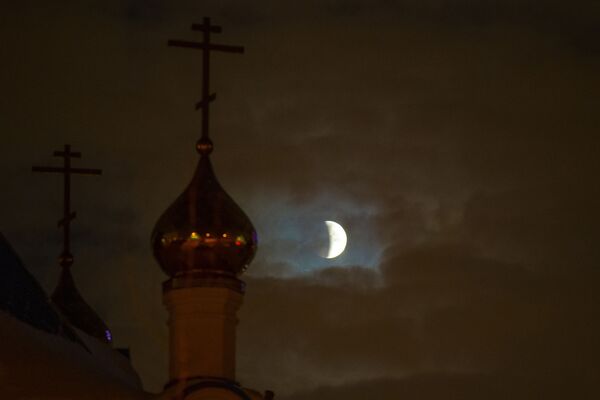 Жители Москвы и всей европейской части России могли наблюдать лунное затмение  - Sputnik Беларусь