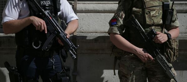 Полицейский и военнослужащий в Ливии, архивное фото - Sputnik Беларусь