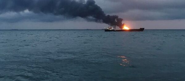 В Керченском проливе загорелись два судна  - Sputnik Беларусь