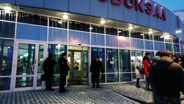 Самолет рейса SU1515, который вылетел из Сургута, совершил нештатную посадку в Ханты-Мансийске - Sputnik Беларусь