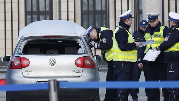 Полиция у автомобиля, который пытался протаранить ворота президентского дворца в Варшаве - Sputnik Беларусь