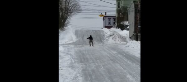 Канадец виртуозно прокатился на коньках по замерзшей дороге - Sputnik Беларусь