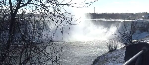 Ниагарский водопад частично замерз из-за сильных морозов Ниагарский водопад частично замерз из-за сильных морозов - Sputnik Беларусь