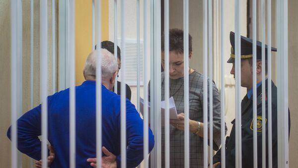 Аркадий Пучков в зале суда совещается с адвокатами - Sputnik Беларусь