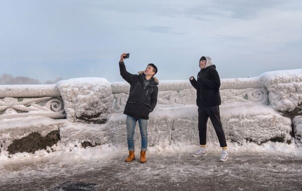 Люди фотографируются на фоне Ниагарского водопада в Канаде  - Sputnik Беларусь