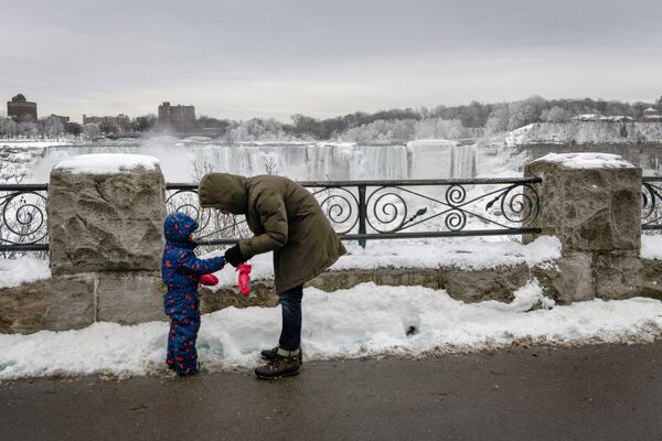 Мужчина с ребенком у Ниагарского водопада в Канаде  - Sputnik Беларусь