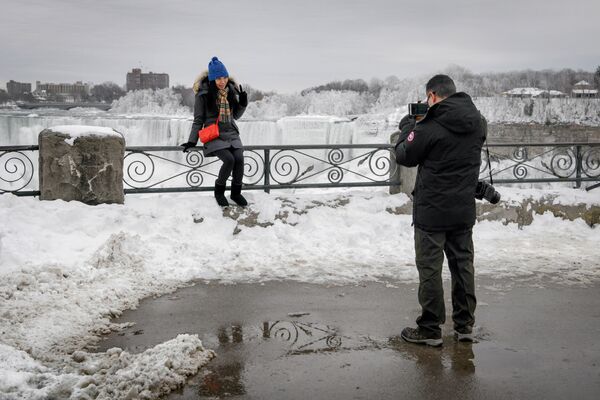 Фотографирование у  Ниагарского водопада зимой в Канаде  - Sputnik Беларусь