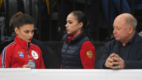 Слева направо: Софья Самодурова (Россия), Алина Загитова (Россия), тренер Алексей Мишин - Sputnik Беларусь