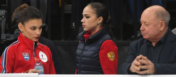 Слева направо: Софья Самодурова (Россия), Алина Загитова (Россия), тренер Алексей Мишин - Sputnik Беларусь