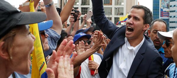 Хуан Гуаидо  со своими сторонниками - Sputnik Беларусь